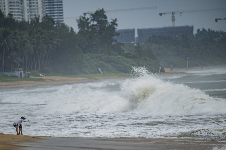 Sóng lớn trên đảo Hải Nam trước giờ bão Talim đổ bộ - Ảnh: AFP