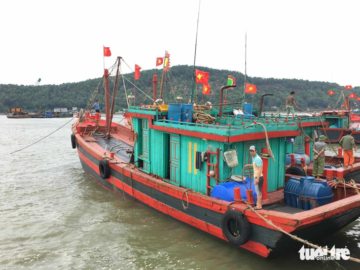 Ngư dân đưa thuyền vào neo đậu ở cảng Cửa Lò, Nghệ An tránh bão số 1 - Ảnh: DOÃN HÒA
