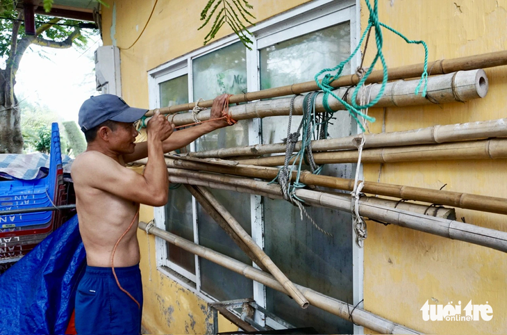 Người dân tại bãi tắm khu 1 quận Đồ Sơn, TP Hải Phòng gia cố nhà cửa - Ảnh: TIẾN THẮNG