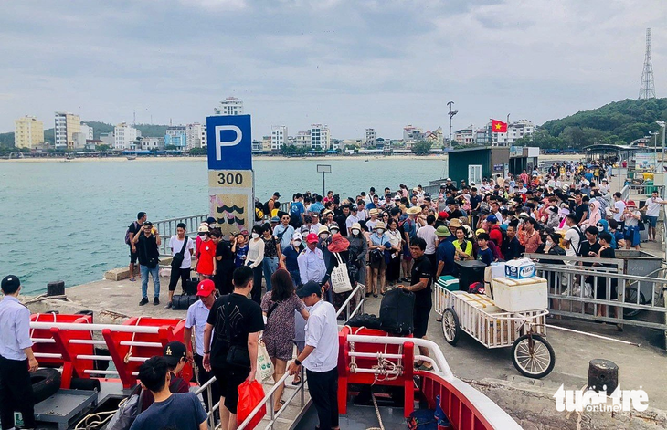 Hàng trăm người dân chờ tại cầu cảng Cô Tô để về đất liền sáng 17-7 - Ảnh: HẢI LINH