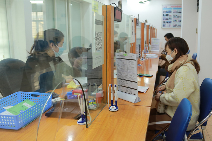 Người lao động làm thủ tục hưởng trợ cấp bảo hiểm thất nghiệp tại Trung tâm Dịch vụ việc làm Hà Nội - Ảnh: HÀ QUÂN