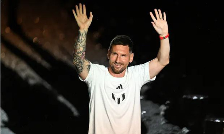 Lionel Messi chào người hâm mộ khi anh bước vào sân vận động DRV PNK của Inter Miami - Ảnh: Getty Images