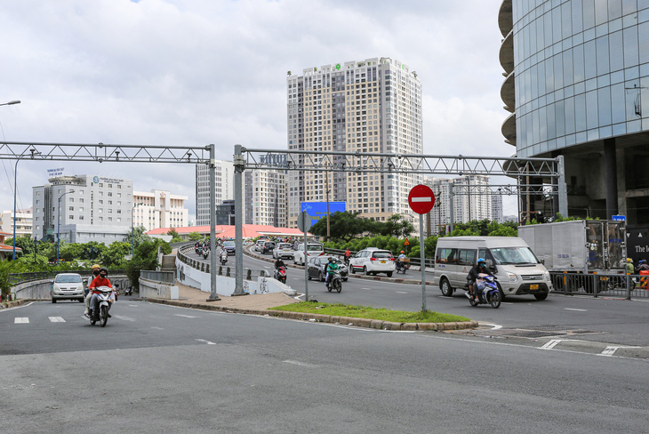 Xe cộ đi qua khu vực cầu Khánh Hội, đường Tôn Đức Thắng (quận 1) - Ảnh: CHÂU TUẤN