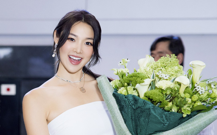 Miss Earth 2022 Mina Sue Choi rạng rỡ đến TP.HCM