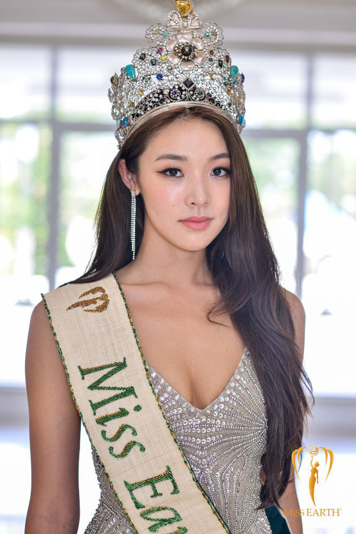 Mina Sue Choi lúc đăng quang Miss Earth 2022