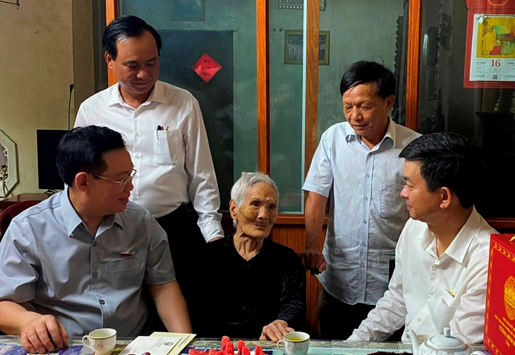 Chủ tịch Quốc hội Vương Đình Huệ thăm bà mẹ Việt Nam anh hùng tại thị xã Quảng Trị nhân dịp kỷ niệm Ngày Thương binh liệt sĩ - Ảnh: Q.NAM
