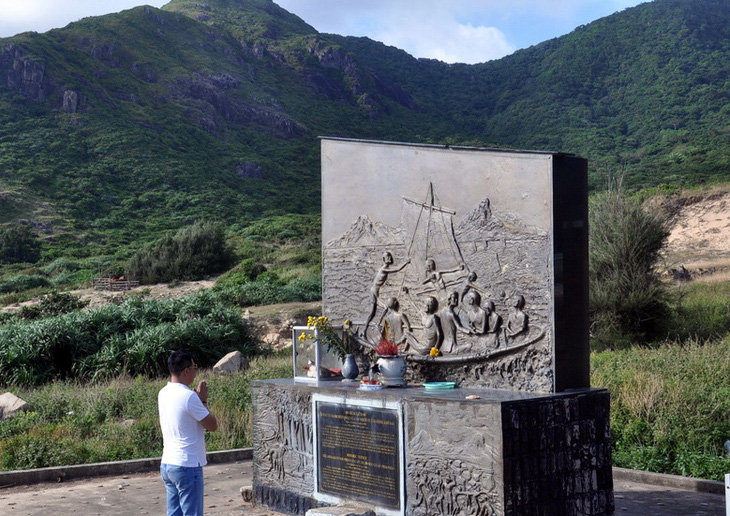 Một du khách viếng hương hồn những người đã hy sinh tại di tích Bãi Nhát, Côn Đảo - Ảnh: Đ.H