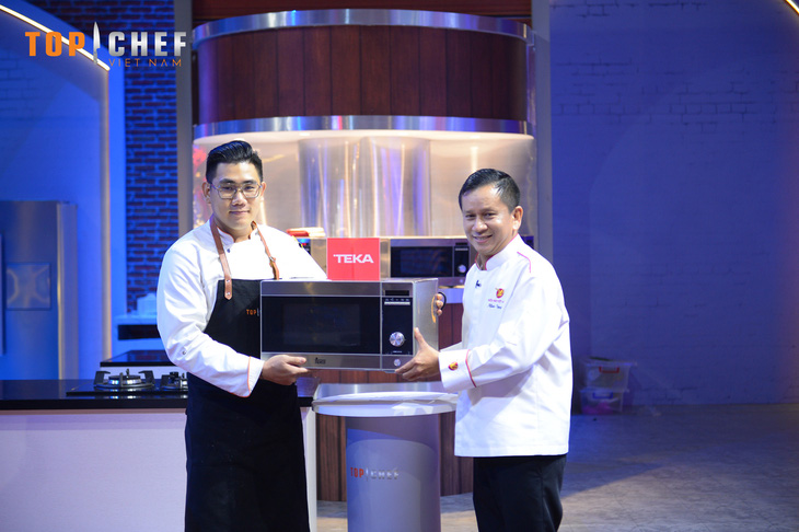 Đầu bếp Huỳnh Văn Tiến nhận giải thưởng chiến thắng tập 6 Top Chef Việt Nam