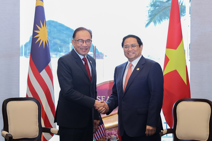 Thủ tướng Phạm Minh Chính bắt tay Thủ tướng Malaysia Anwar Ibrahim trong cuộc gặp tại Indonesia tháng 5-2023 - Ảnh: chinhphu.vn