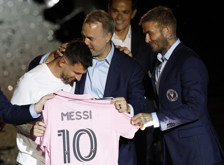 Messi nhận chiếc áo số 10 ở Inter Miami - Ảnh: REUTERS