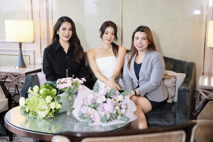 Mina Sue Choi (giữa) về đến khách sạn tại TP.HCM
