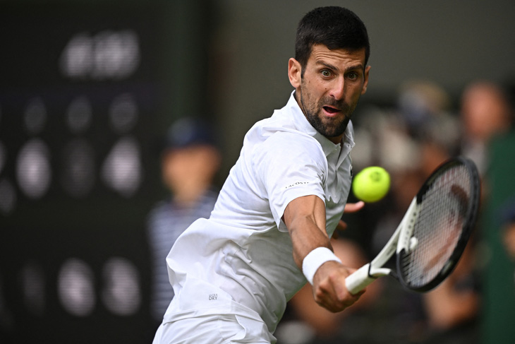 Djokovic phải chịu thua trước sức trẻ của Alcaraz trong trận chung kết Wimbledon - Ảnh: REUTERS