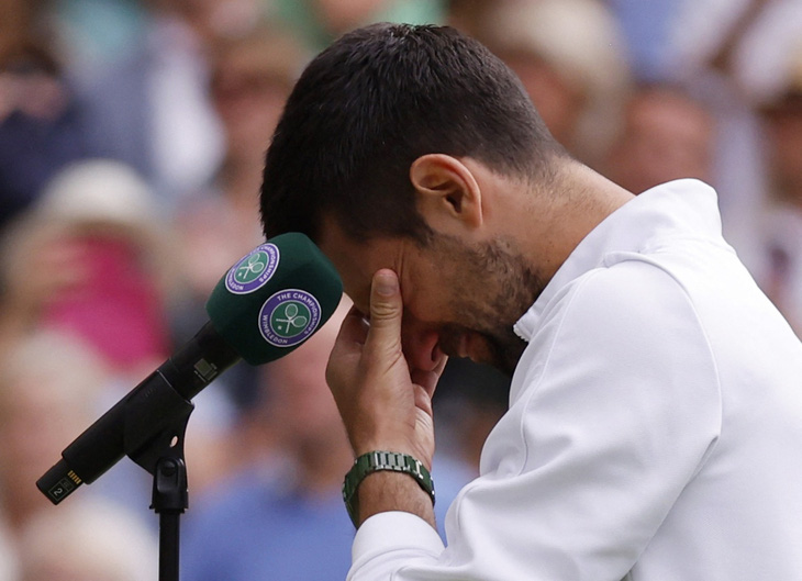 Djokovic không kìm được nước mắt khi phát biểu sau trận chung kết Wimbledon - Ảnh: REUTERS