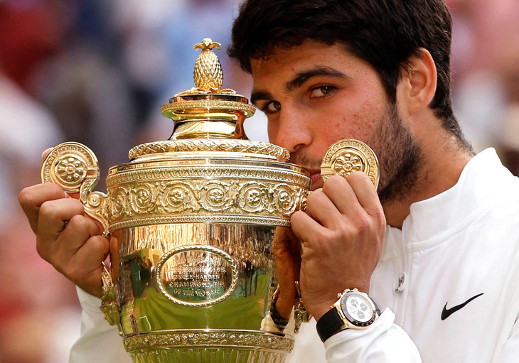 Alcaraz ăn mừng chức vô địch Wimbledon đầu tiên trong sự nghiệp - Ảnh: REUTERS