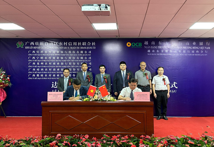 Ông Phạm Bình Hùng, Giám đốc OCB - Chi nhánh Lạng Sơn thực hiện ký kết hợp đồng hợp tác thanh toán biên mậu với các Chi nhánh thuộc Khối liên hợp hợp tác xã tín dụng nông thôn khu tự trị dân tộc Choang Quảng Tây - Ảnh: OCB