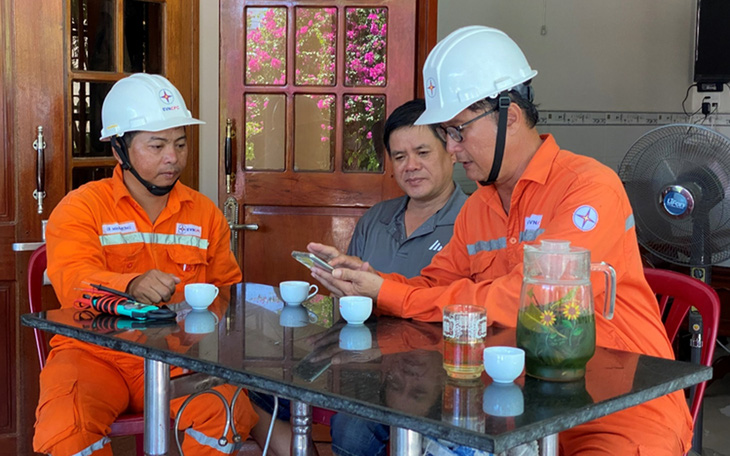 Điện lực Phú Hòa hỗ trợ cài đặt app CSKH EVNCPC cho khách hàng - Ảnh: N.H