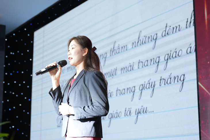 Cô Quỳnh Thiêm, nhân vật đặc biệt của chương trình: vừa là cựu học sinh, giáo viên và phụ huynh có con đang theo học tại trường, chia sẻ kỷ niệm.