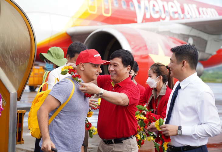 Tổng giám đốc Vietjet Đinh Việt Phương chào đón hành khách đến từ thị trường mới (Ấn Độ) trên một chuyến bay của Vietjet - Ảnh: Tài Nguyên
