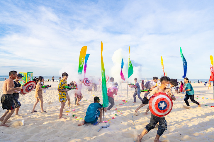 Người tham gia nhập cuộc hết mình trên sân chơi bùng nổ sắc màu tại bãi biển Cửa Việt.