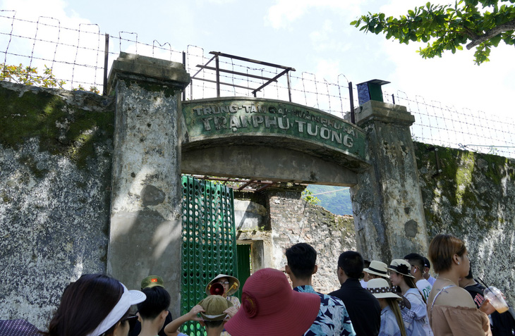 Du khách thăm di tích trại tù Phú Tường, Côn Đảo - Ảnh: ĐÔNG HÀ 