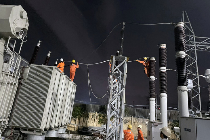 Nhân viên Điện lực Đồng Nai nỗ lực khắc phục sự cố, tái lập điện cho các khách hàng ngay trong đêm - Ảnh: AN BÌNH