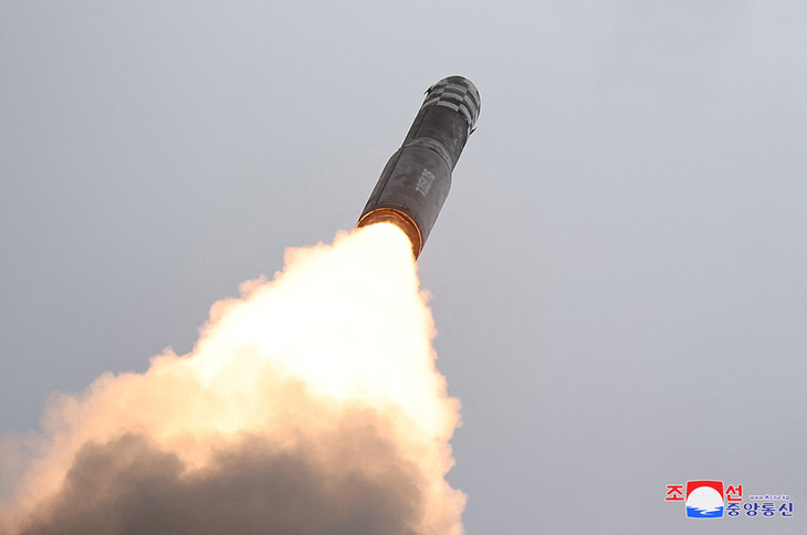 Ảnh được Hãng thông tấn trung ương Triều Tiên (KCNA) công bố hôm 13-7 cho thấy tên lửa đạn đạo xuyên lục địa Hwasong-18 được phóng từ một địa điểm không được tiết lộ ở Triều Tiên - Ảnh: REUTERS/KCNA
