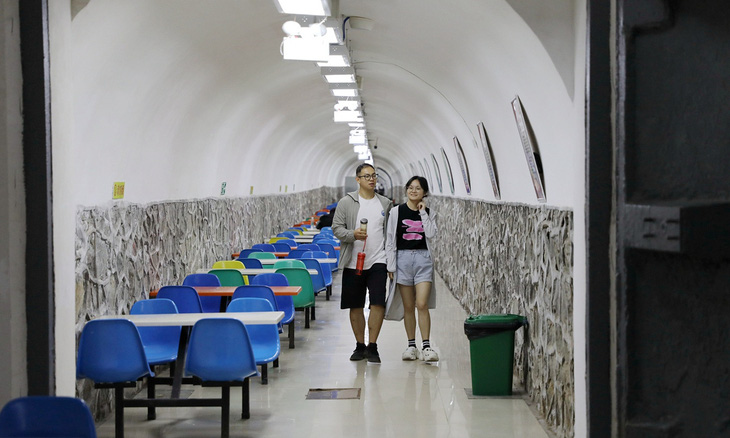 Một cặp đôi đi trong hầm trú bom được dùng làm nơi tránh nóng ở thành phố Tây An, tỉnh Thiểm Tây, tây bắc Trung Quốc hôm 13-7 - Ảnh: VCG
