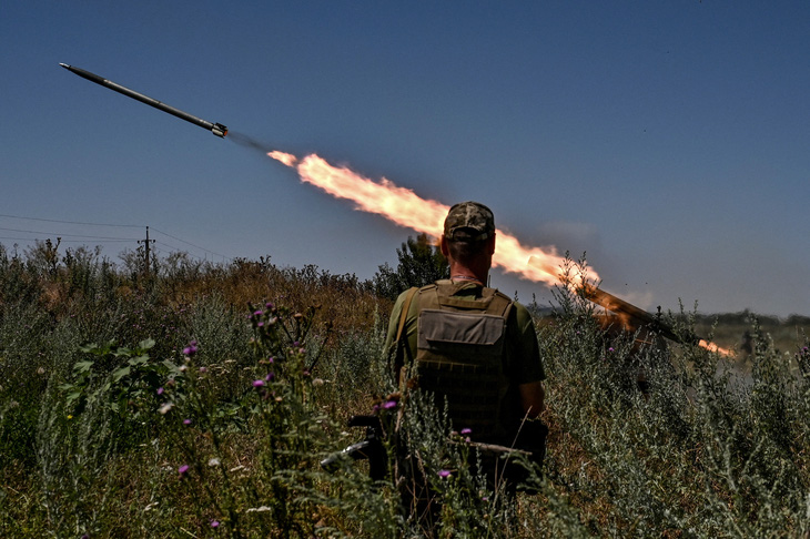 Quân nhân Ukraine khai hỏa hệ thống tên lửa phóng loạt Partyzan về phía quân Nga gần tiền tuyến ở vùng Zaporizhzhia, Ukraine hôm 13-7 - Ảnh: REUTERS
