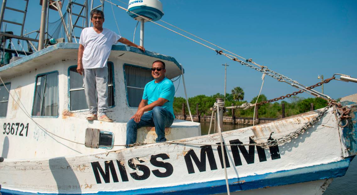 Ông Sau Truong và con trai Elvis Ta trên con thuyền Miss Mimi bắt tôm của gia đình - Ảnh: SUN HERALD