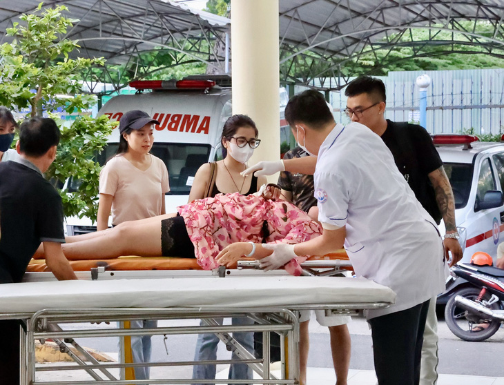 Các nạn nhân được đưa vào Bệnh viện Đa khoa tỉnh Khánh Hòa điều trị - Ảnh: MINH CHIẾN