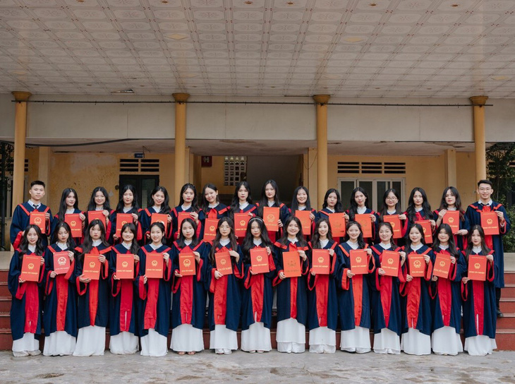 Các em học sinh lớp 12A4 Trường Nguyễn Văn Trỗi trong buổi lễ tốt nghiệp - Ảnh: NVCC