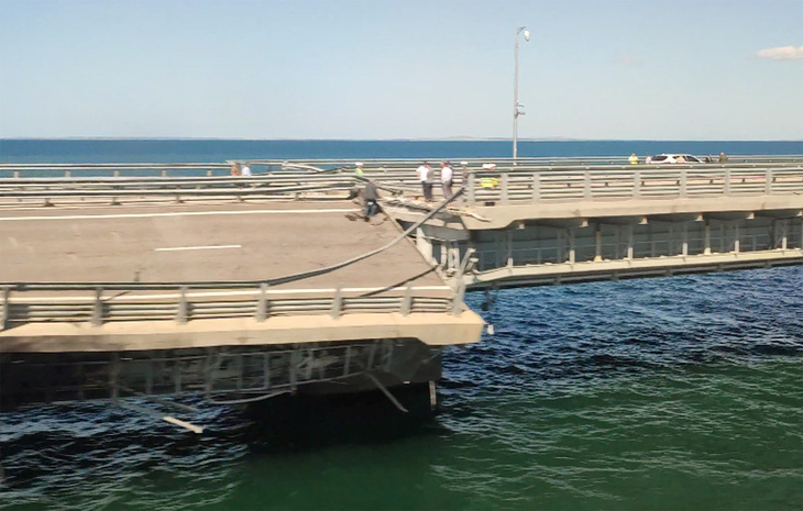 Đoạn cầu Crimea bị hư hại sau vụ tấn công ngày 17-7 - Ảnh chụp từ video: REUTERS