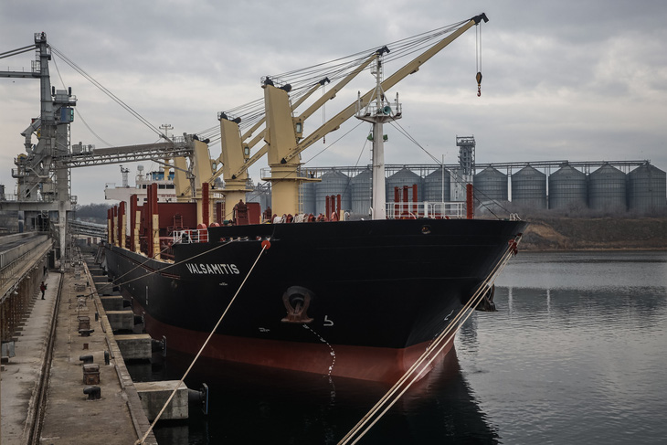 Một tàu do Liên Hiệp Quốc thuê để vận chuyển lúa mì đến Ethiopia và Kenya ở khu vực cảng Chornomorsk, phía đông Odessa trên Biển Đen vào tháng 2-2023 - Ảnh: AFP