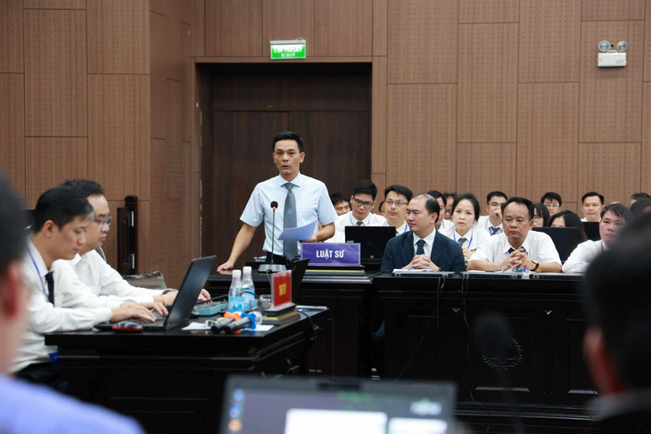 Luật sư Trịnh Văn Tuyến trình bày bài bào chữa cho bị cáo Chử Xuân Dũng - Ảnh: KIM TUYẾN