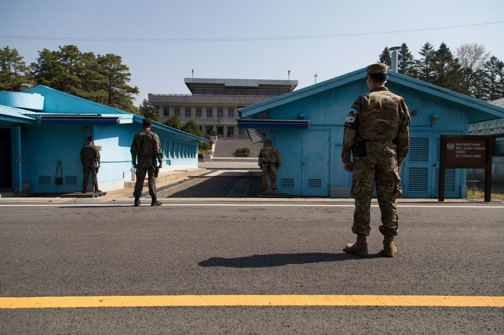 Các binh sĩ gác tại làng đình chiến Bàn Môn Điếm ở khu phi quân sự liên Triều (DMZ) - Ảnh: BLOOMBERG