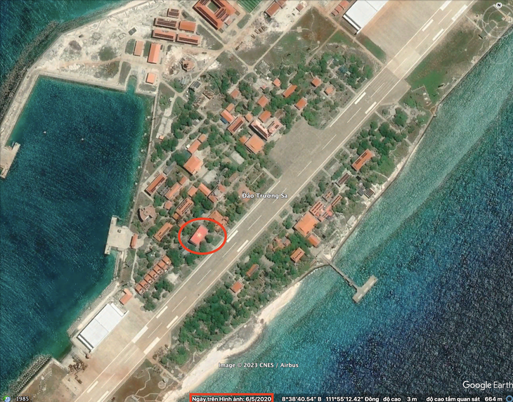 Bức ảnh chụp ngày 6-5-2020 của bản Pro Google Earth hiển thị quốc kỳ Việt Nam trên đảo Trường Sa Lớn, với nguồn ảnh là CNES/Airbus - Ảnh chụp màn hình