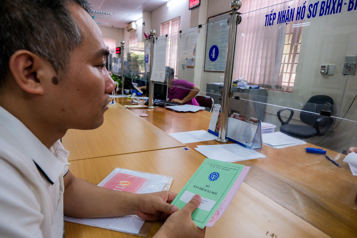 Người dân làm thủ tục liên quan đến lương hưu, trợ cấp tại Bảo hiểm xã hội quận Hoàng Mai, Hà Nội - Ảnh: NAM TRẦN