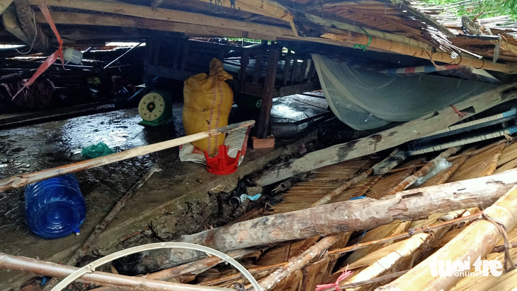 Gió mạnh đã làm nhiều nhà người dân ở Sóc Trăng bị sập - Ảnh: KHẮC TÂM