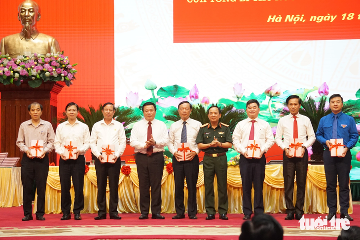 Tặng sách mới của Tổng bí thư Nguyễn Phú Trọng cho đại diện các bộ, ban, ngành tại lễ giới thiệu sách - Ảnh: T.ĐIỂU