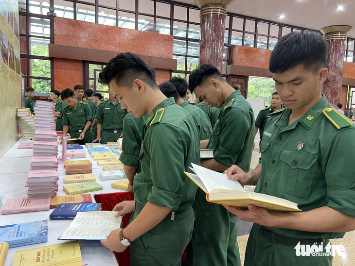 Những quân nhân trẻ hứng thú với những cuốn sách của Tổng bí thư Nguyễn Phú Trọng - Ảnh: T.ĐIỂU