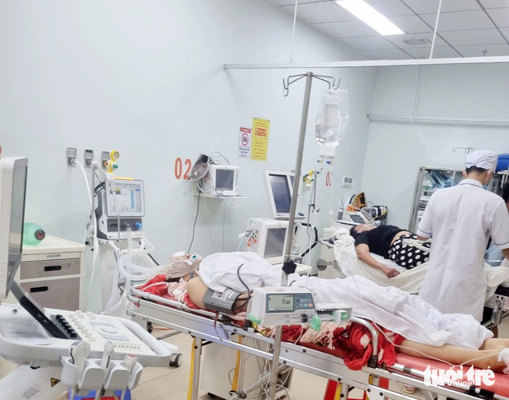 Ba nạn nhân bị thương do nhà chờ ở bến cảng An Sơn bị sập được bác sĩ Bệnh viện Đa khoa tỉnh Kiên Giang tích cực điều trị - Ảnh: C.CÔNG