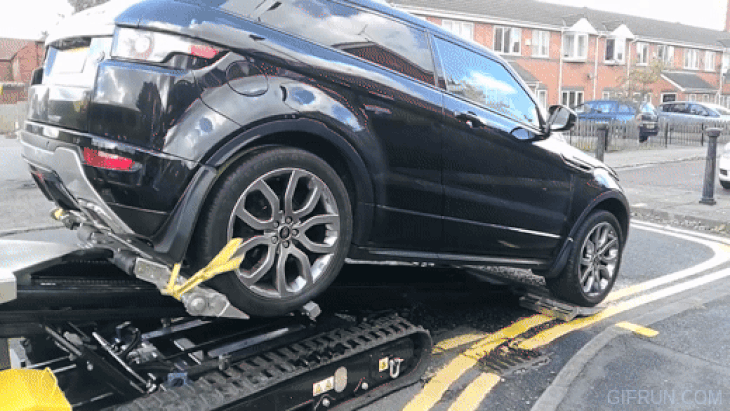 Eastract cẩu chiếc Range Rover đỗ sai quy định sang xe cẩu - Ảnh cắt từ video, nguồn: Manchester Breakdown Service