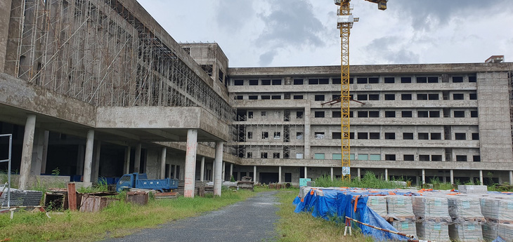 Bệnh viện Ung bướu thành phố Cần Thơ gặp vướng mắc đang phải dừng thi công - Ảnh: LÊ DÂN