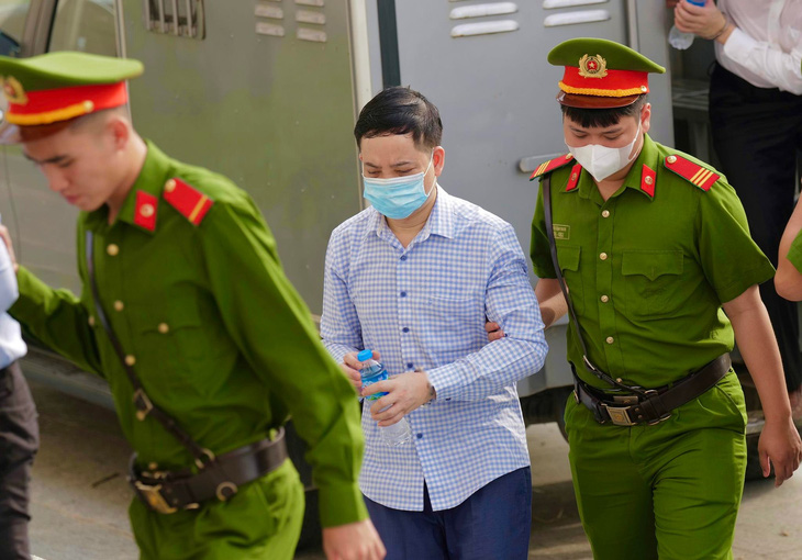 Phạm Trung Kiên, Cựu thư ký thứ trưởng Bộ Y tế được dẫn giải đến phiên tòa xét xử vụ chuyến bay giải cứu - Ảnh: DANH TRỌNG