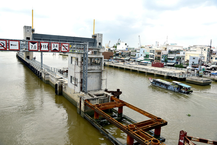 Cống ngăn triều Tân Thuận (quận 4 và quận 7) được kỳ vọng giúp người dân quận 7, quận 4 và quận 8 thoát cảnh ngập nước - Ảnh: T.T.D.