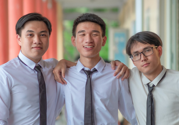 Thí sinh Nguyễn Mạnh Hùng, thủ khoa toàn quốc khối A00 (giữa) và thí sinh Đặng Tuấn Anh, á khoa toàn quốc khối A00 (bên phải), là đôi bạn học cùng một lớp - Ảnh: NVCC