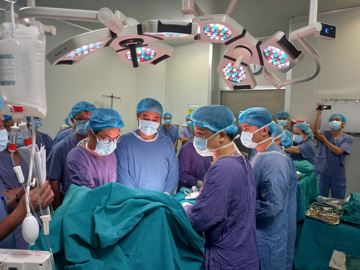 Các y bác sĩ Bệnh viện Việt Đức chuẩn bị lấy tạng hiến của anh T. - Ảnh: BVCC