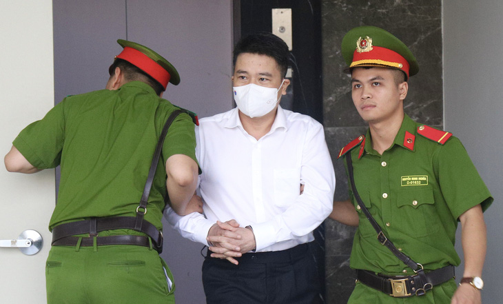 Trần Văn Tân - cựu phó chủ tịch UBND tỉnh Quảng Nam - được dẫn giải đến tòa - Ảnh: DANH TRỌNG