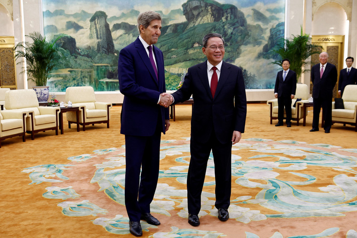 Đặc phái viên Mỹ về biến đổi khí hậu John Kerry trong cuộc gặp Thủ tướng Trung Quốc Lý Cường ngày 18-7 - Ảnh: REUTERS