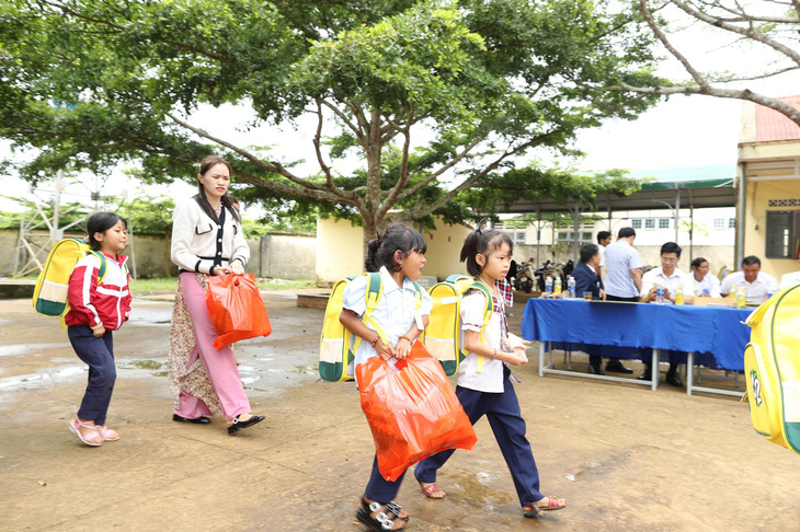 URC tặng máy lọc nước và cặp sách cho trẻ em Bảo Lâm - Ảnh 3.